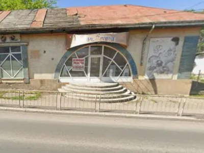 Vânzarea palatului covrigilor din Podu Iloaiei (sursa: ziaruldeiasi.ro)