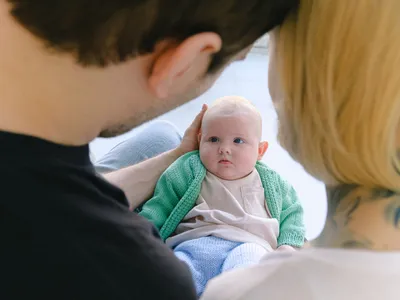 Bani pentru nou-născuți în 2026: Capcanele din lege care te pot lăsa fără alocație sau indemnizație