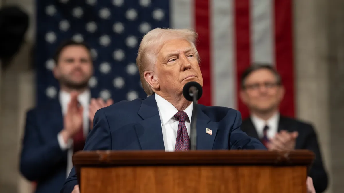 Trump minimalizează scandalul scurgerii de informații (sursa: Facebook/The White House)