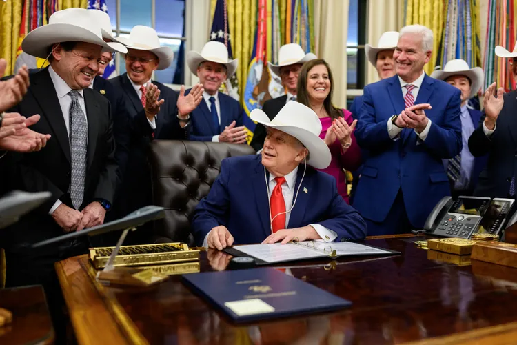 Donald Trump dă în judecată BBC (sursa: Facebook/The White House)