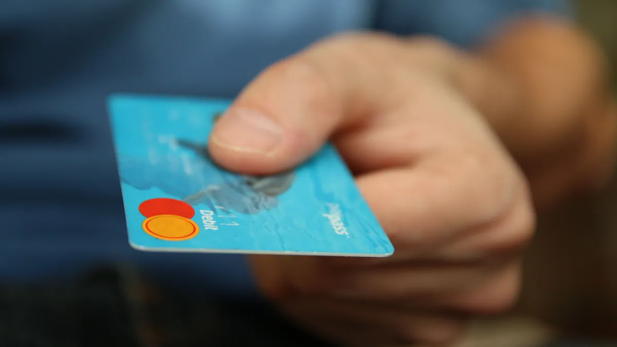 Imagine cu un card bancar