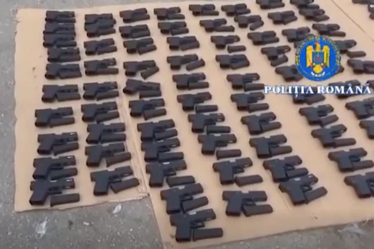 Captură importantă la Calafat, peste 100 de pistoale (sursa: Facebook/Poliţia de Frontieră Română)