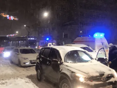 Ambulanțele, blocate în zăpadă în oraș (sursa: Facebook/Pavel Lucescu)