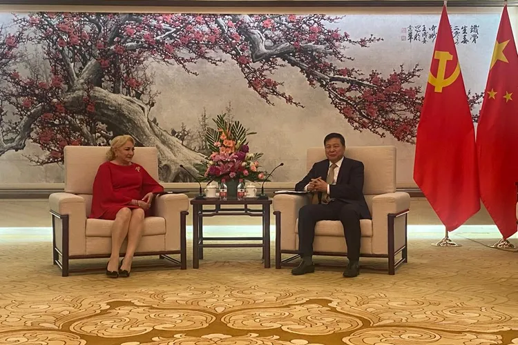 În timp ce NATO consideră China comunistă o amenințare, foștii premieri PSD Dăncilă și Adrian Năstase se laudă cu vizitele la Beijing Foto: Facebook