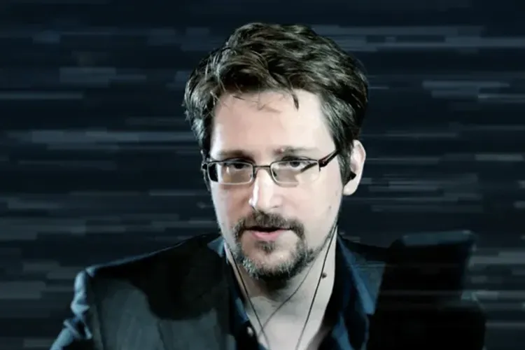 Edward Snowden a primit cetățenia rusă după nou ani la Moscova. De ce nu va fi mobilizat să meargă în Ucraina