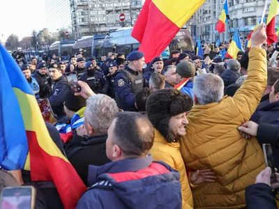 Participanți violenți pro-Georgescu la protestul sindicaliștilor (sursa: Inquam Photos/Sabin Cirstoveanu)