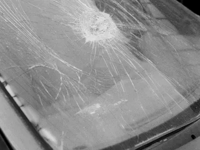 Și-a folosit mașina ca pe o armă: a luat pe capotă un bărbat și l-a târât zeci de metri. Cinci ani de închisoare (sursa: Pexels/Evgheni Kașin)