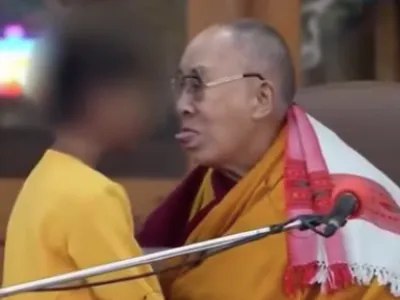 Dalai Lama, unui băiețel Suge-mi limba (sursa: India Today NE)