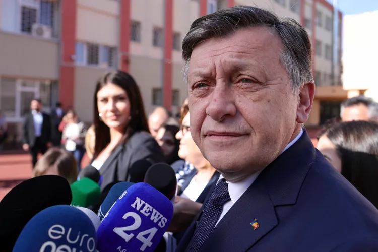 Crin Antonescu se retrage în șomaj refuzând să îndemne la un vot împotriva lui Simion Foto: Inquam/Octav Ganea