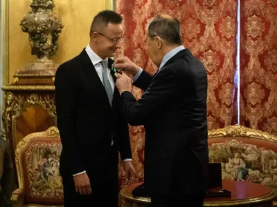 Ungaria cere imperativ ca UE să nu mai sancționeze Rusia Foto: Peter Szijjártó decorat de Lavrov, în decembrie 2021