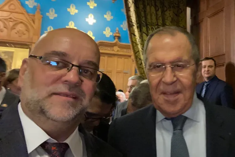 Mihai Lauruc, legături puternice în Rusia. Aici, împreună cu ministrul de Externe, Serghei Lavrov (dreapta) (sursa: Facebook/Михаило Лаурук)