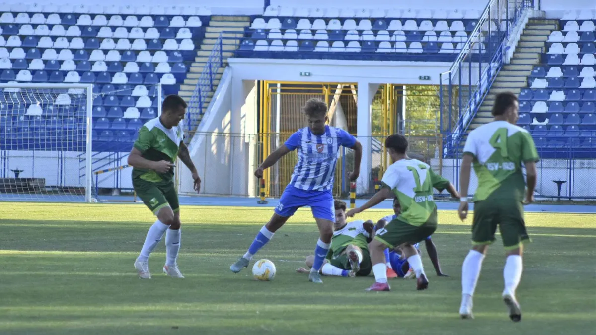 Fotbaliști aflați pe un teren de fotbal