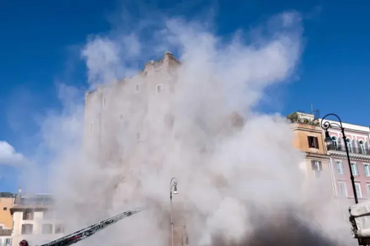 Prăbușirea turnului din Roma, muncitor român mort (sursa: X/Rukiga F.M)