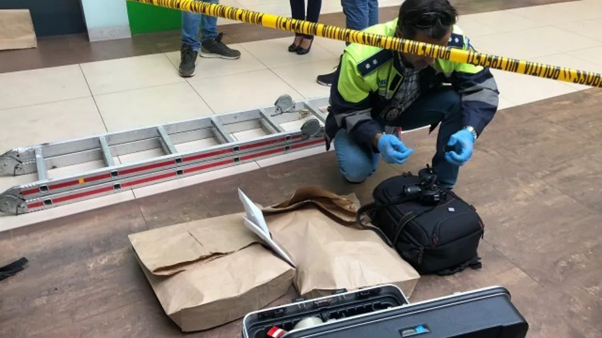 Jaf spectaculos prin acoperiș la Carrefour (sursa: ziaruldeiasi.ro)