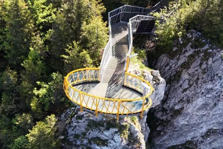 Skywalk-ul spectaculos de pe Rarău: cum a fost construit „cuibul de șoim” suspendat la peste 1.500 de metri
