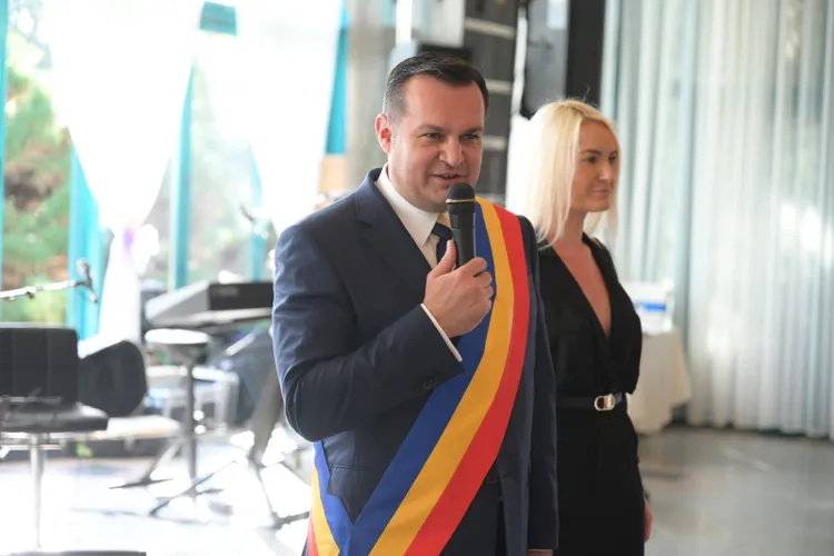 Șpaga lui Cherecheș, camuflată în prăjituri (sursa: Facebook/Catalin Chereches)