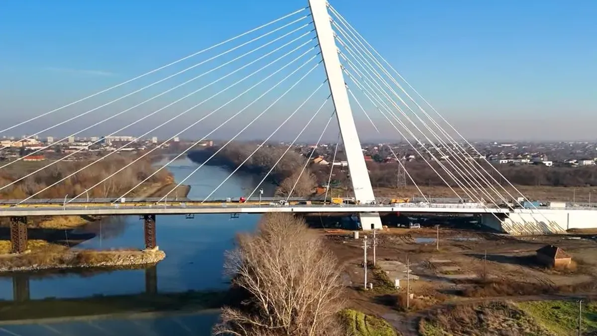 Noul pod peste Mureș, din Arad, riscă să se prăbușească Foto: Captură video
