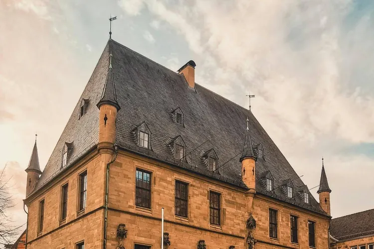 Bătrân blocat patru zile în lift (sursa: Pexels/Karim Tabaneh)