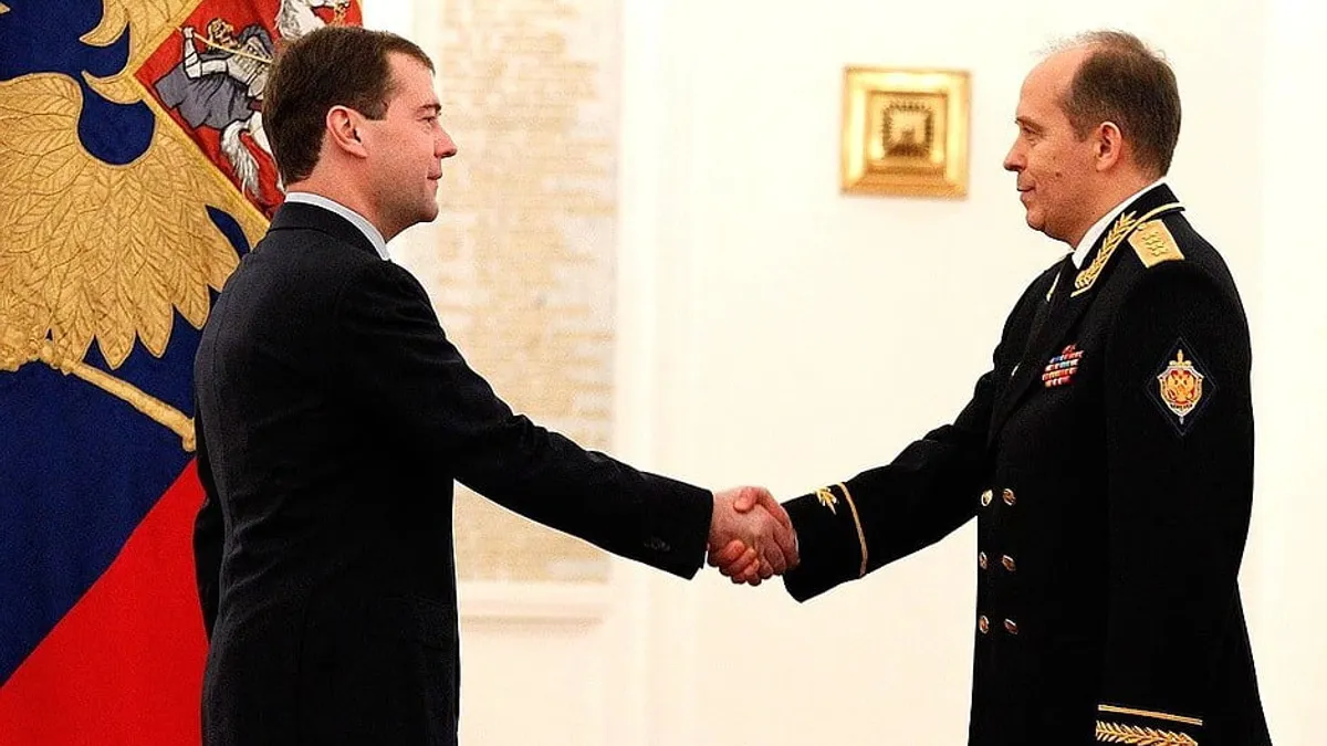 Șeful FSB - Putin, sancționat de SUA. În imagine, Aleksandr Bortnikov, în dreapta, în 2010 (sursa: kremlin.ru)