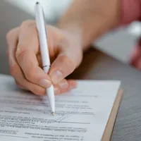 Contractul pe perioadă determinată în 2026: de câte ori poate fi prelungit și când trebuie să devină nedeterminat