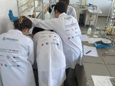 Daniel Funeriu organizează tabere „de excelență” pentru elevii pasionați de chimie și matematică Foto: Facebook