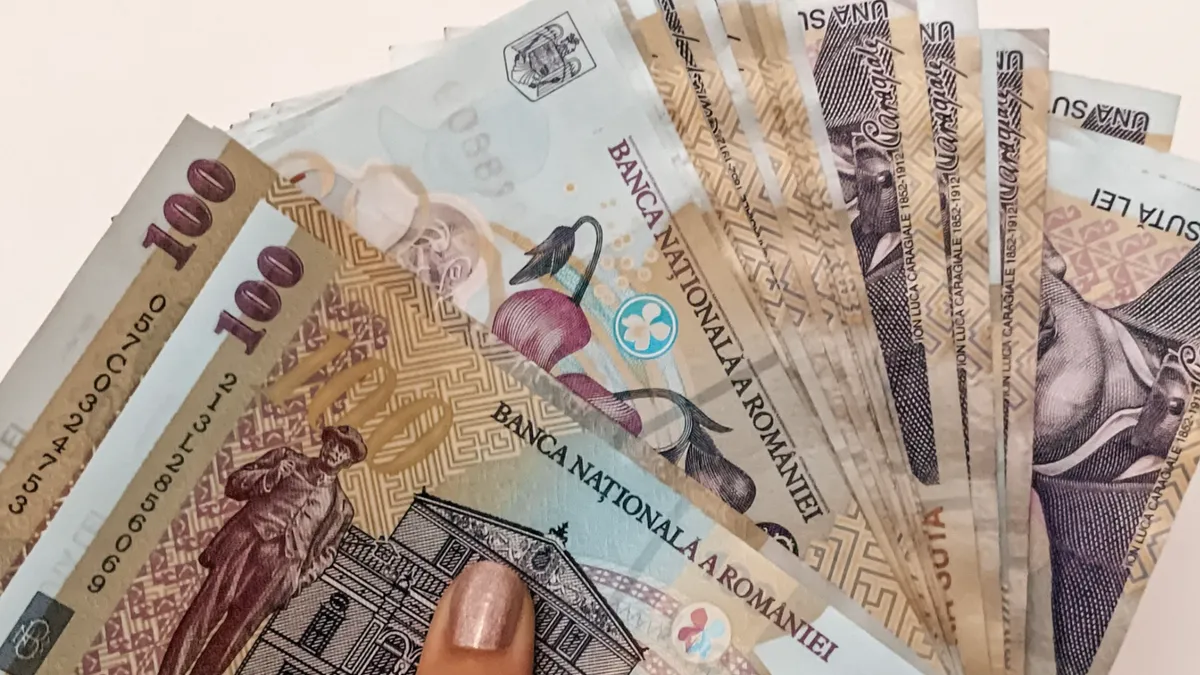 bancnote de 100 de lei răsfirate