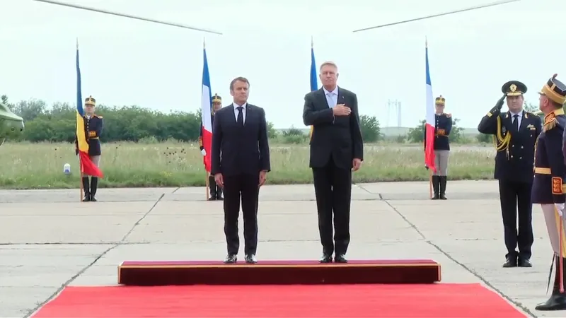 Macron primit de Iohannis la Baza Kogălnicean (sursa: Facebook/AdministratiaPrezidentiala)