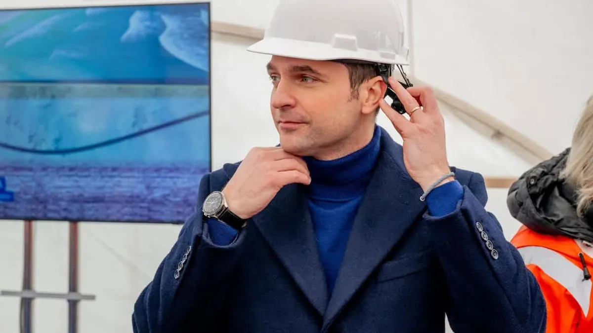 Burduja ne sugerează să nu-l votăm pe Antonescu Foto: Facebook