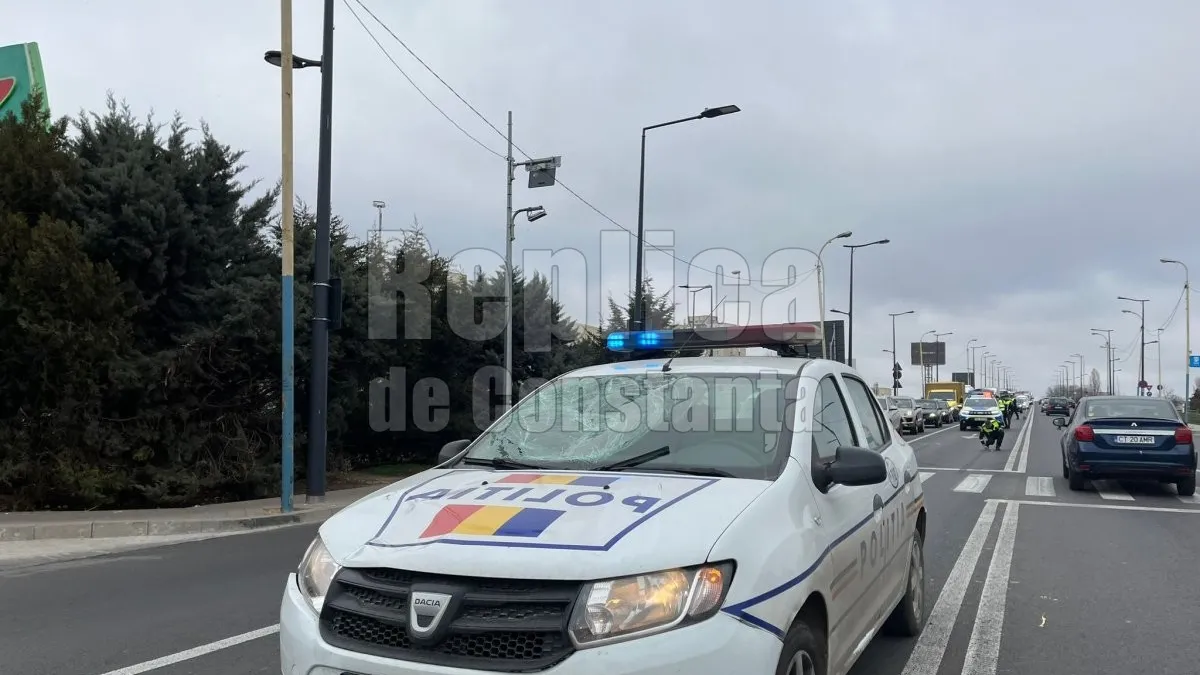 Copil lovit pe trecerea de pietoni de o mașină de poliție Foto: Replica Online