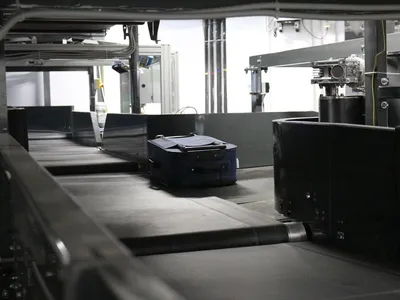 O companie ieșeană cucerește aeroporturile lumii: tehnologia românească pentru transportul bagajelor