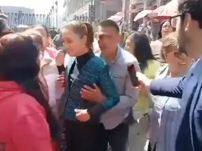 Președinta Mexicului, hărțuită sexual pe stradă (sursa: Facebook/Punto y Aparte Oaxaca)