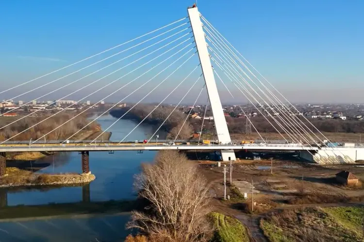 Noul pod peste Mureș, din Arad, riscă să se prăbușească Foto: Captură video