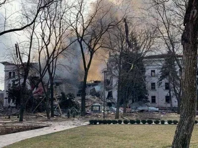 Supraviețuitorii bombardamentului asupra teatrului din Mariupol (foto) încep să fie scoși din ruine. Sursă imagine: Twitter NEXTA 