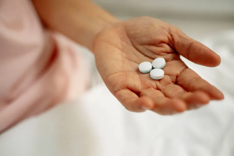 Pensionarii pot primi ajutor pentru medicamente de la Primărie: unde există programe locale și ce acte se cer