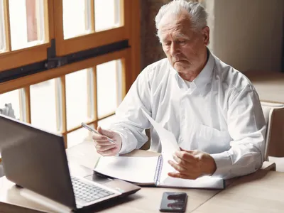 Pensiile de peste 3.000 de lei, diminuate în 2026: cât se reține și cum se calculează suma netă