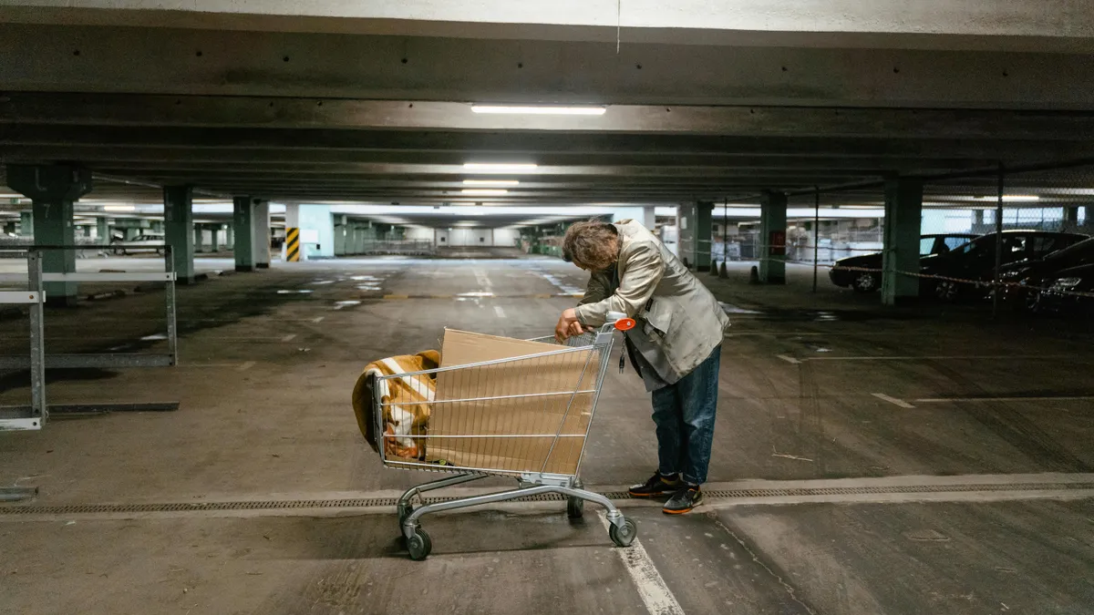 Peste cinci milioane de români, în sărăcie (sursa: Pexels/MART PRODUCTION)