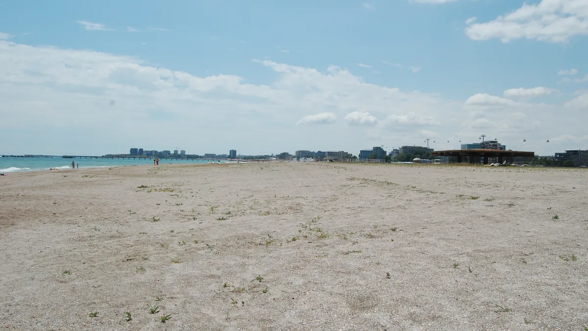 Plajă uriașă și pustie la Mamaia