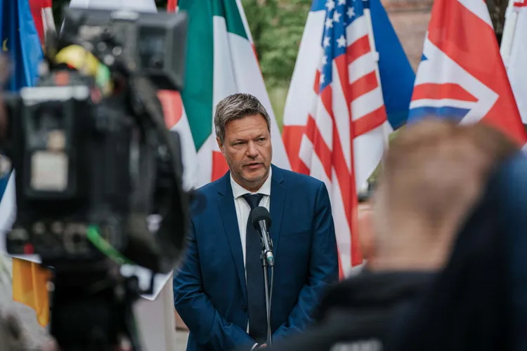Germania își suprataxează consumatorii de gaze Foto: Robert Habeck, ministrul german al Economiei, fotografie pe pagina de Facebook a BMWK