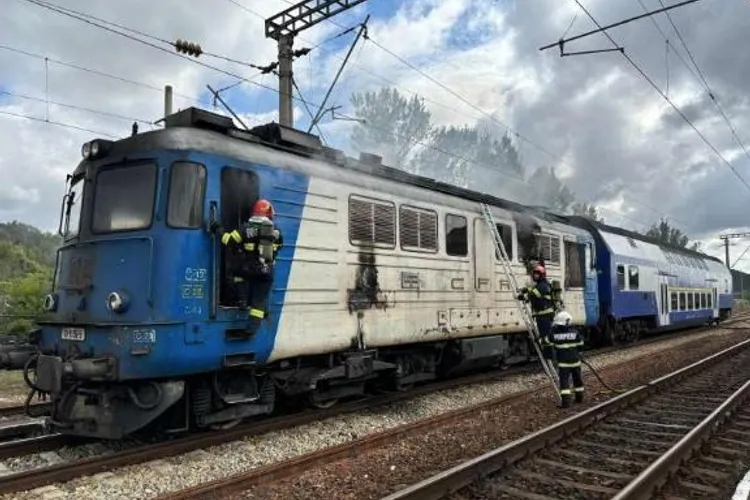 Locomotiva unui tren de persoane a luat foc într-o gară din Cluj. Pasagerii s-au autoevacuat