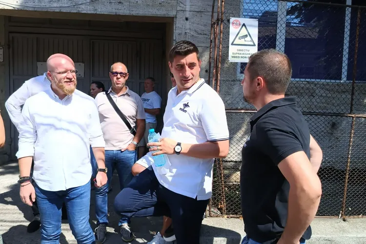Simion, declarat persona non-grata de două state vecine Foto: Facebook AUR