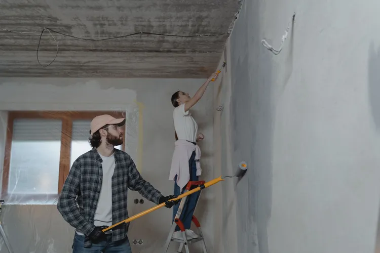 Renovările la bloc: regulile se schimbă din 25 august 2026. Ce mai poți modifica în apartament fără autorizație