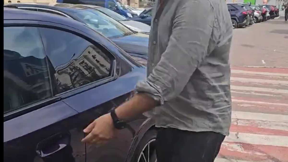 Reacție nervoasă a lui Răzvan  Exarhu când era filmat parcând pe trotuar Foto: Captură video