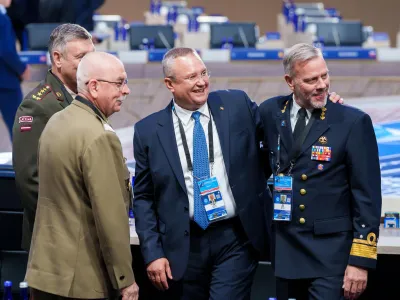 Ciucă, la summit-ul NATO de la Washington DC. Aici, alături de amiralul olandez Rob Bauer, președintele comitetului militar NATO Foto: Facebook