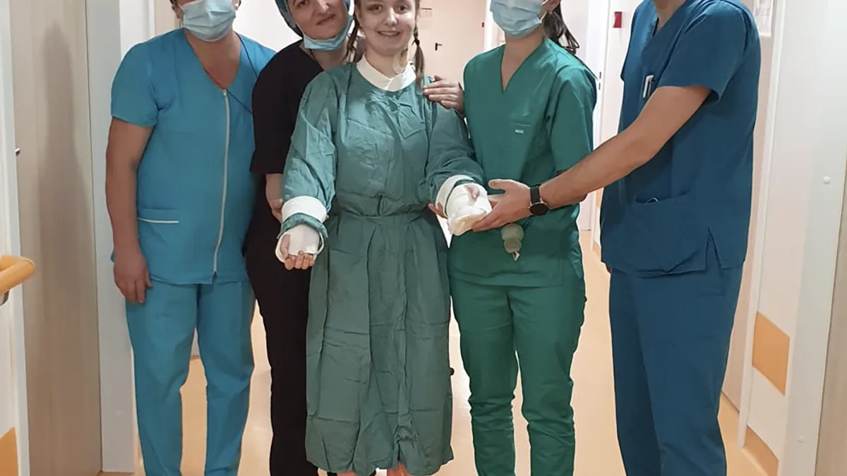 Imagini extraordinare: adolescenta cu brațele replantate (sursa: Facebook/Vally Tudose)