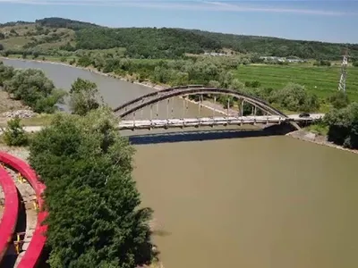 România n-a terminat podul spre baza Cincu Foto: Pro TV