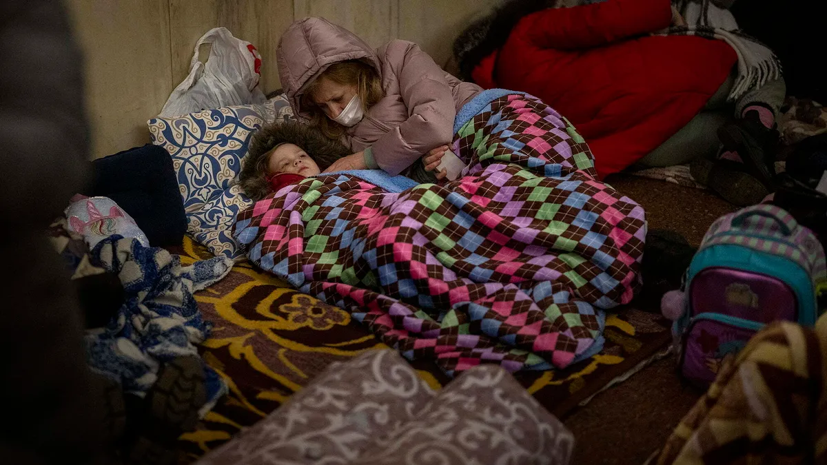 Bilantul invaziei rusesti in Ucraina. 198 de oameni au fost omorâți. În imagine, ucraineni adăpostindu-se în metroul de la Kiev. Sursă: Twitter Emilio Morenatti / AP 