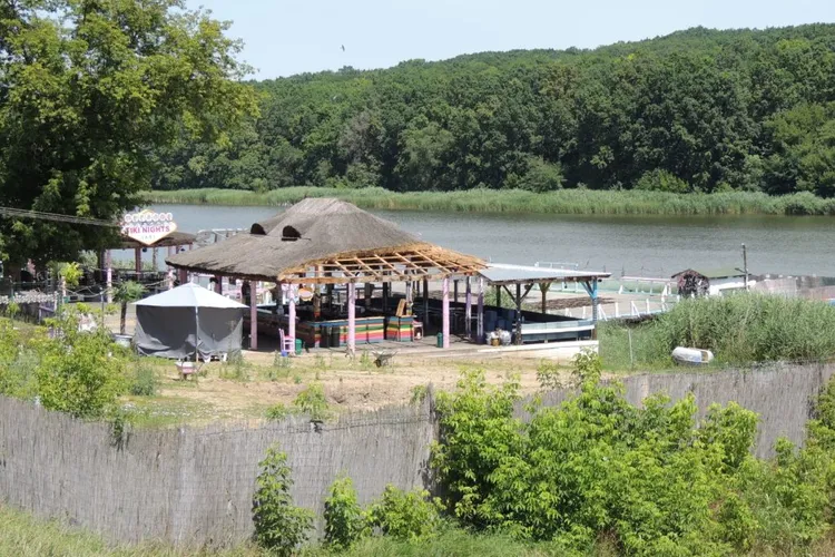 Piscină cu manele în mijlocul naturii (sursa: ziaruldeiasi.ro)