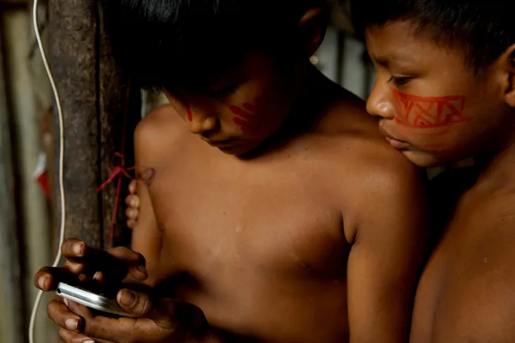 Trib izolat, fascinat de lumea digitală (sursa: Pexels/Sarah Begum)