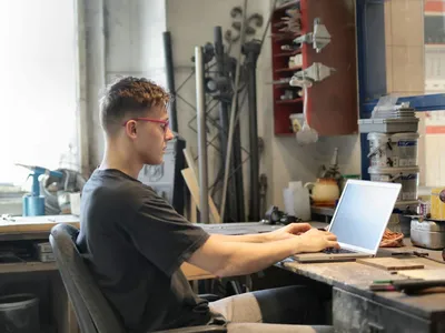 Meseriași care escrochează prin metoda "avansul" (sursa: Pexels/Andrea Piacquadio)