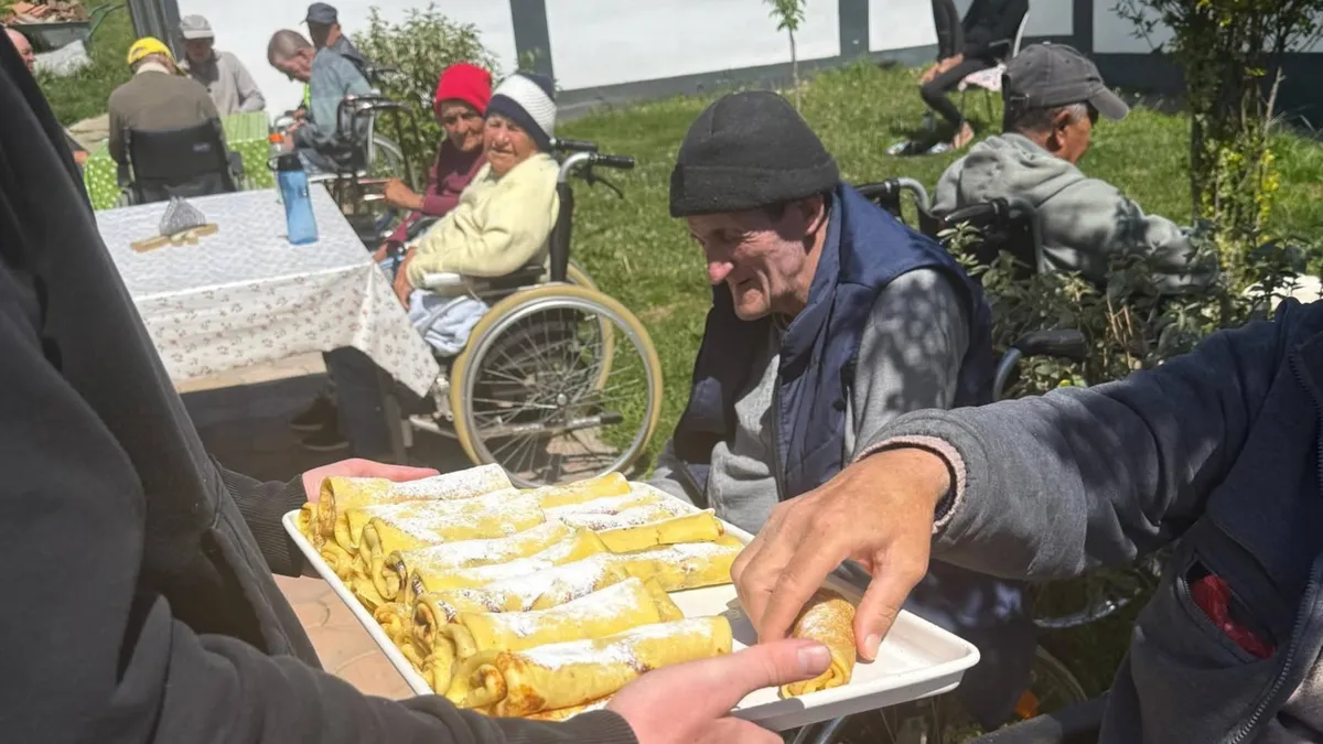 Bătrâni la centrul de îngrijire Dumbrava